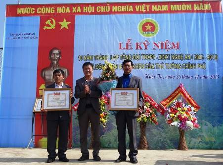Đồng chí Phạm Tuấn Vinh - Phó Bí thư Tỉnh đoàn trao bằng khen của Trung ương Đoàn và UBND tỉnh cho Tổng đội.
