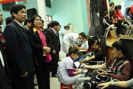 Đ/c Cao Thị Hải – Phó Chủ tịch UBND tỉnh, Trưởng Ban chỉ đạo vận động hiến máu tỉnh động viên các bạn ĐVTN trong ngày hội hiến máu