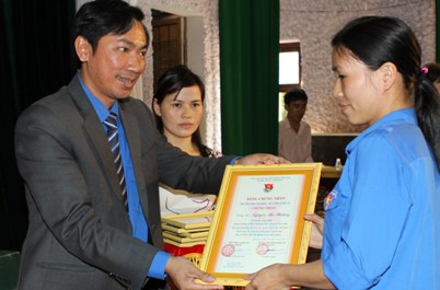 Bí thư Tỉnh đoàn Quảng Trị Lê Minh Tuấn trao giấy chứng nhận cho các Bí thư chi đoàn xuất sắc