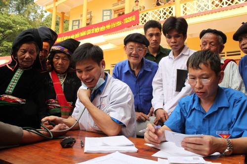 Bác sỹ, đoàn viên thanh niên khám chữa bệnh, phát thuốc miễn phí tại xã Mường Phăng, Điện Biên
