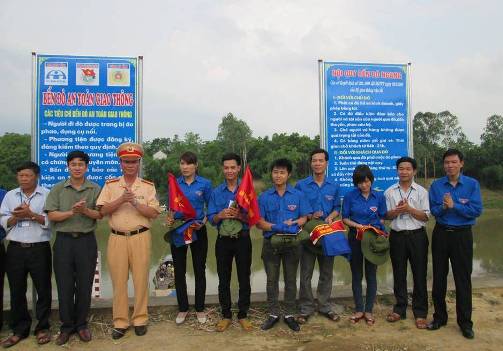 Các đồng chí đại biểu và Đội thanh niên xung kích “Bến đò ngang an toàn” tại buổi ra mắt Bến đò ngang an toàn xã Đông Cao, huyện Phổ Yên.