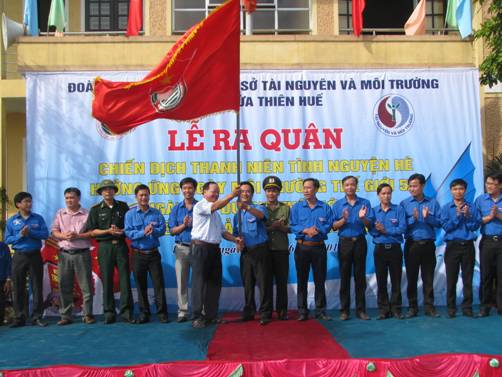 Đồng chí Phạm Quốc Dũng – UVTV, Trưởng Ban Dân vận Tỉnh uỷ trao cờ lệnh cho Tuổi trẻ Thừa Thiên Huế