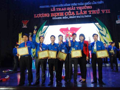   Đ/c Nguyễn Văn Thạo (thứ 2 từ trái sang) vinh dự nhận Giải thưởng Lương Định Của do Trung ương Đoàn trao tặng
