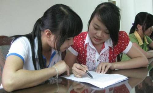 Phạm Thị Hồng Nhung (bên phải) luôn nhiệt tình giúp đỡ bạn bè trong học tập
