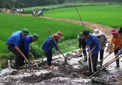 ĐVTN xã Minh Thanh, huyện Sơn Dương tham gia làm đường bê tông nông thôn