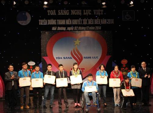 Các đồng chí lãnh đạo tặng giấy khen cho 10 thanh niên khuyết tật tiêu biểu tỉnh Hải Dương năm 2014
