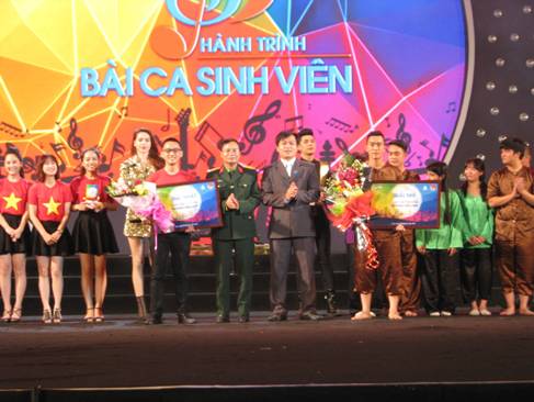 Đ/c Doãn Hồng Hà - Ủy viên BCH Trung ương Đoàn, UV Ban Thư ký TW Hội Sinh viên Việt Nam trao giải tại chương trình Hành trình Bài ca sinh viên.