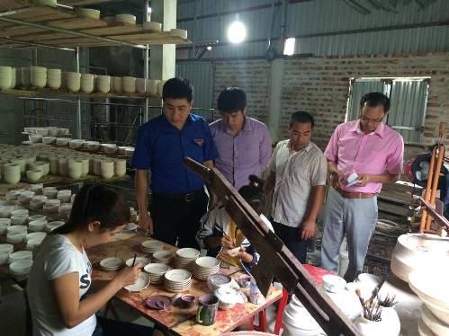  Đồng chí Trịnh Như Lâm (áo xanh) – Phó Bí thư Tỉnh đoàn – Phó Chủ tịch Thường trực Hội LHTN Việt Nam tỉnh thăm xưởng sản xuất gốm Bồ Bát.  