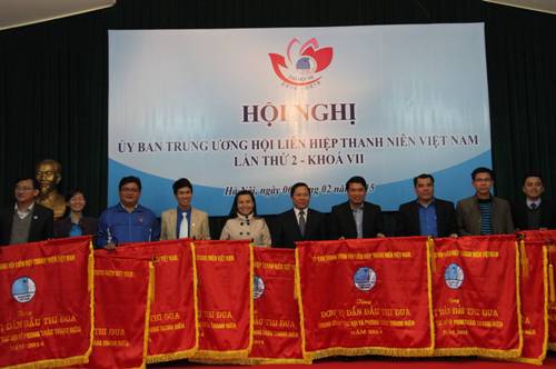 Anh Nguyễn Phi Long, Bí thư Trung ương Đoàn, Chủ tịch Trung ương Hội LHTN Việt Nam tặng Cờ thi đua cho các đơn vị dẫn đầu trong công tác Hội và phong trào thanh niên năm 2014.