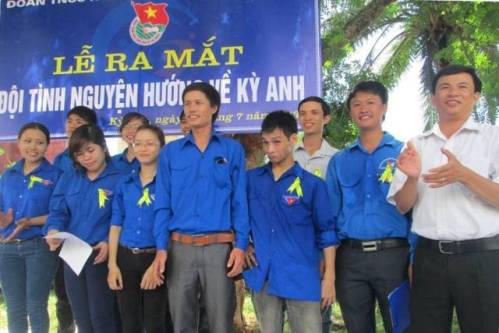 Lê Thái Bình (thứ 3 bên phải sang) cùng Ban Chủ nhiệm Đội “Thanh niên tình nguyện hướng về Kỳ Anh” tại Lễ ra mắt, thành lập Đội.