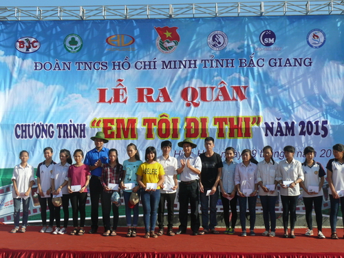 Tặng quà học sinh có hoàn cảnh đặc biệt khó khăn của Bắc Giang