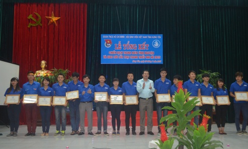Các đồng chí Lãnh đạo Ban Tuyên giáo Tỉnh ủy Hưng Yên và Tỉnh Đoàn trao Bằng khen của BCH Hội Sinh viên Việt Nam tỉnh cho 14 sinh viên tình nguyện có thành tích xuất sắc tham gia chiến dịch
