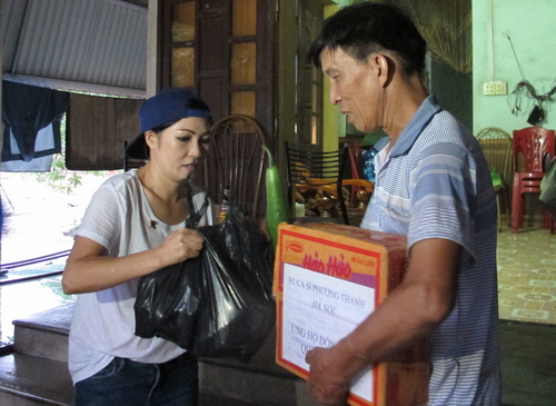 Ca sỹ Phương Thanh đại diện cho nhóm tình nguyện “Tấm lòng Việt” trao quà giúp đỡ các hộ dân gặp khó khăn bị ảnh hưởng bởi mưa, lũ