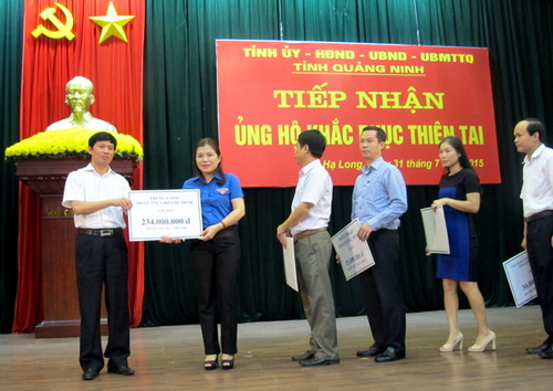Đ/c Nguyễn Thị Thu Hà, Bí thư Tỉnh đoàn được sự ủy quyền của BCH Trung ương Đoàn trao 234.000.000đ ủng hộ Quỹ ủng hộ khắc phục thiên tai