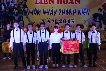  Đồng chí Nguyễn Thị Thanh Huyền - Phó Bí thư Tỉnh đoàn trao giải nhất cho nhóm Streer Crew