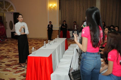 Hoa hậu Đặng Thu Thảo lắng nghe những chia sẻ từ các thí sinh