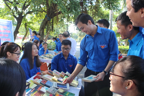 Đồng chí Bùi Quang Huy - Bí thư Trung ương Đoàn trò chuyện với đoàn viên, thanh niên CLB đọc sách thành phố Bắc Giang