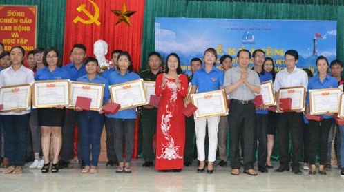 Phó Chủ tịch UBND tỉnh Trần Đức Quý trao Bằng khen cho các thanh niên tiêu biểu được vinh danh tại Lễ kỷ niệm 60 năm Ngày truyền thống Hội LHTN Việt Nam