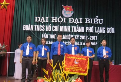 Thành Đoàn Lạng Sơn nhận cờ thi đua xuất sắc 5 năm liền