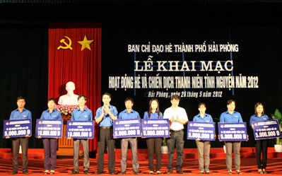 Đồng chí Bùi Đức Quang- Bí thư Thành đoàn Hải Phòng tặng quà cho các gia đình chính sách, hộ nghèo theo Đề án 500