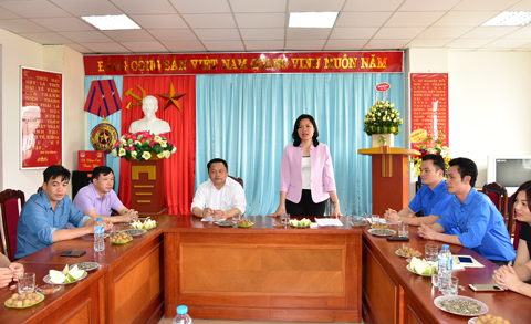 Đồng chí Hà Thị Nga, Phó Bí thư Thường trực Tỉnh ủy phát biểu tại buổi gặp mặt.