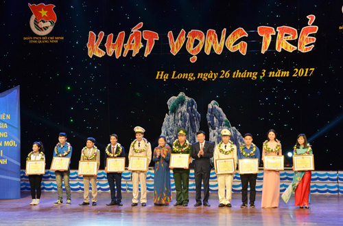 10 gương mặt trẻ tiêu biểu tỉnh Quảng Ninh năm 2016 được vinh danh tại lễ tuyên dương.