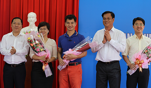 Ông Huỳnh Tấn Việt và anh Nguyễn Phi Long tặng hoa chúc mừng các anh, chị được bầu giữ chức vụ mới.