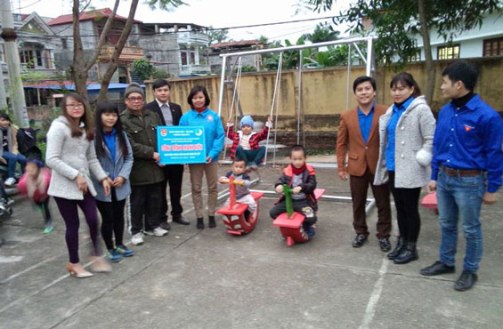 Lưu Thị Thùy Linh (đứng thứ 5 từ trái sang) cùng các bạn đoàn viên bàn giao công trình thanh liên khu vui chơi cho thiếu nhi Tổ 14, phường Tân Thịnh.