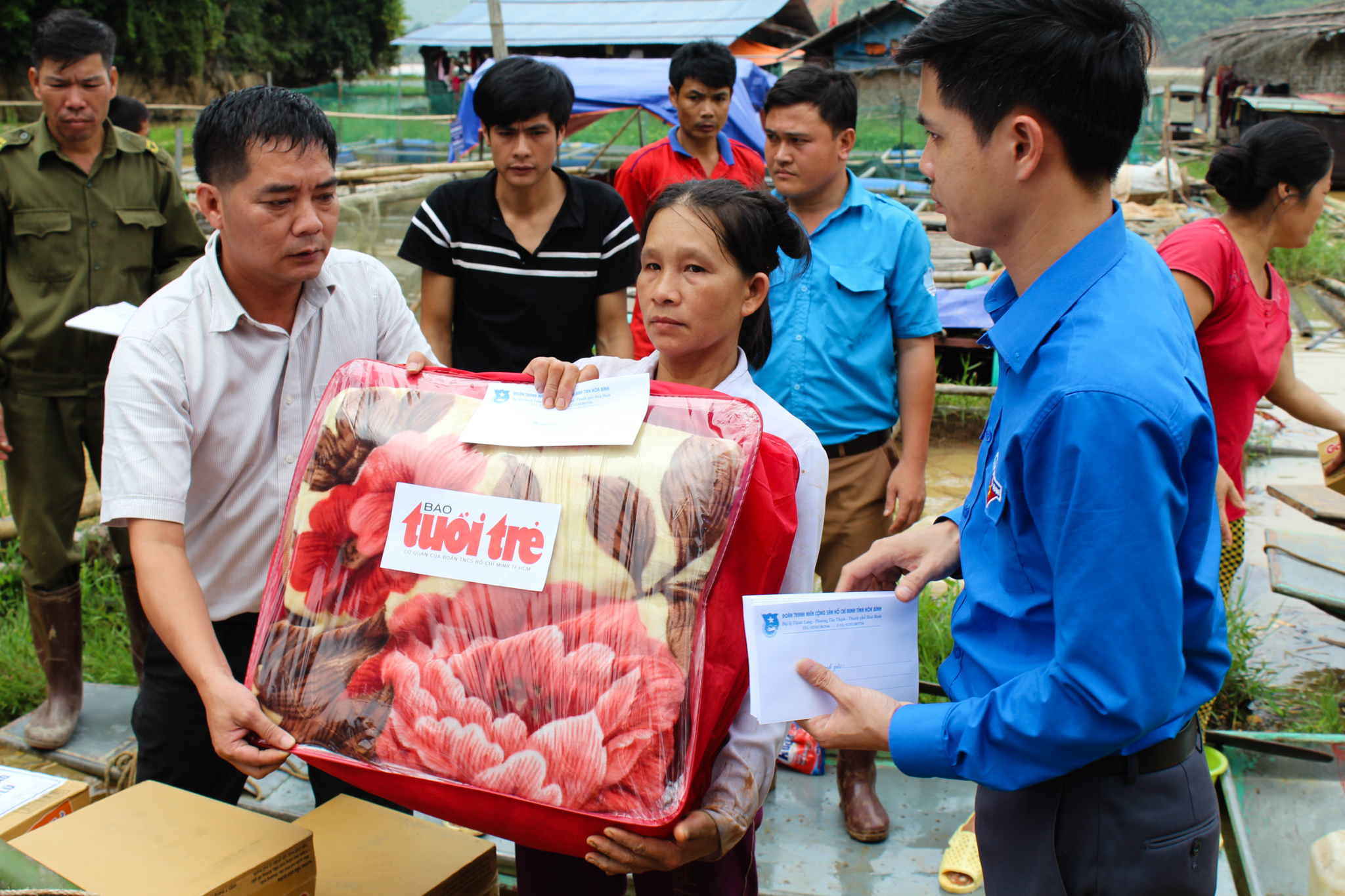 Đoàn tình nguyện trao quà hỗ trợ nhân dân vùng lụt