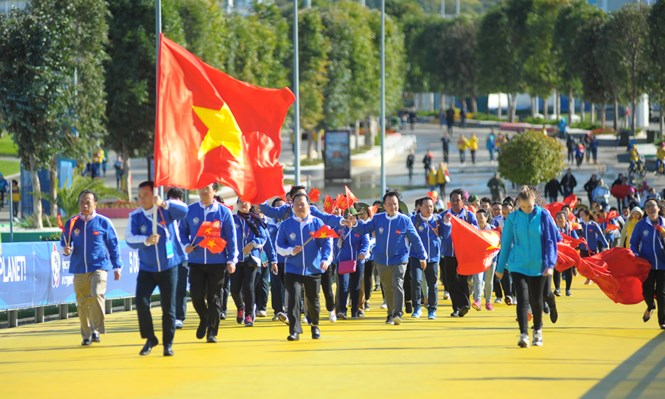 Sáng 16/10 giờ địa phương, trong công viên Olympic Sochi, đoàn đại biểu thanh niên, sinh viên VIệt Nam tham gia hoạt động diễu hành