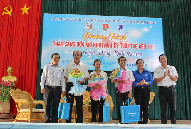 Đồng chí Phan Văn Mãi – Phó Bí thư tThường trực Tỉnh ủy và đồng chí Nguyễn Thị Hồng Nhung – Bí thư Tỉnh đoàn tặng hoa cho diễn giả tại chương trình
