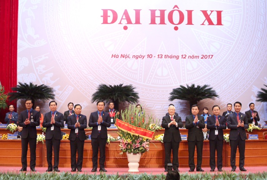 Tổng Bí thư Nguyễn Phú Trọng tặng hoa chúc mừng Đại hội Đoàn toàn quốc lần thứ XI. Ảnh: Bảo Anh