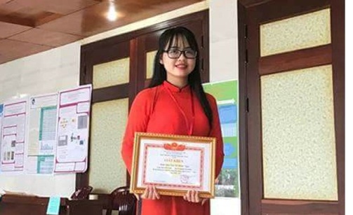 Tôn Nữ Minh Ngọc nhận giải thưởng “Sinh viên 5 tốt” của Tỉnh đoàn