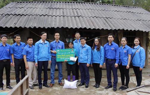 Tỉnh đoàn Thái Nguyên phối hợp với Viettel Thái Nguyên trao tặng quà cho người dân có hoàn cảnh khó khăn