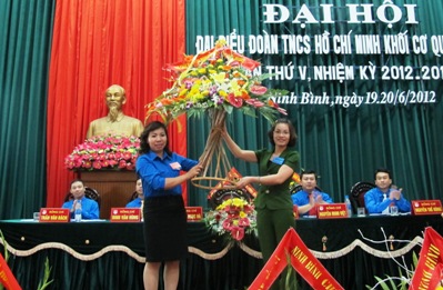 Đ/c Đinh Thị Phượng- Bí thư Tỉnh Đoàn Ninh Bình (bìa phải) tặng hoa chúc mừng Đại hội