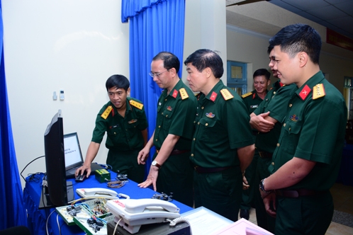  Thượng tá Đinh Quốc Hùng (đứng thứ 2 từ trái sang), Trưởng ban TNQĐ, Trưởng đoàn công tác kiểm tra, nắm tình hình hoạt động Giải thưởng TTST tại Trường nghề số 7, Quân khu 7