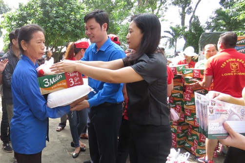 Đồng chí Lê Văn Trung – TUV, Bí thư Tỉnh đoàn tặng quà cho bà con nhân dân tại Vĩnh Lộc