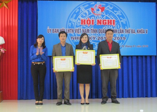 Thường trực Hội LHTN Việt Nam tỉnh tặng bằng khen cho các đơn vị xuất sắc trong công tác Hội năm 2015