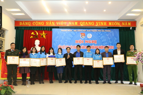 Đồng chí Nguyễn Hồng Hải - Ủy viên Ban Thường vụ Trung ương Đoàn, Phó trưởng ban phụ trách Ban Tổ chức Trung ương Đoàn tặng Bằng khen của BCH Trung ương Đoàn cho các tập thể.