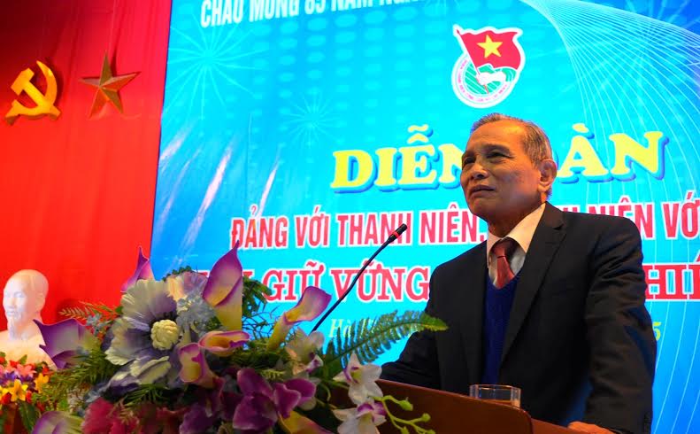 Đồng chí Đặng Duy Báu - nguyên Bí thư Tỉnh ủy, Chủ tịch Hội đồng nhân dân tỉnh Hà Tĩnh trao đổi về sự quan tâm của Đảng đối với công tác thanh niên qua các thời kỳ cách mạng