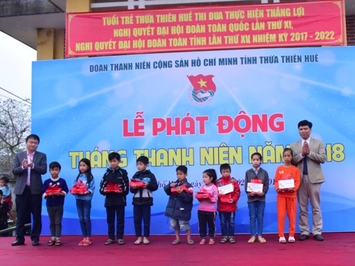 Trao học bổng cho 20 em học sinh nghèo tại phường Hương Sơ