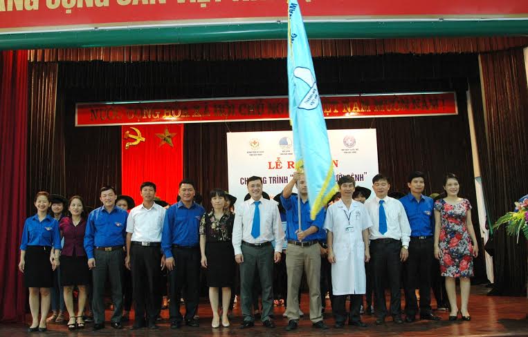 Các đồng chí đại diện lãnh đạo Hội Thầy thuốc trẻ Việt Nam, Hội LTHN tỉnh, Sở Y tế chúc mừng Đội TNTN “Tiếp sức người bệnh” tỉnh ra mắt.