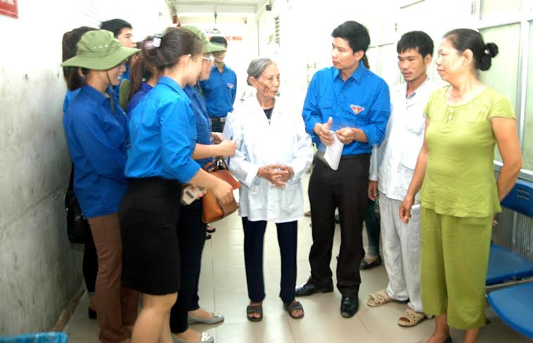  Đội TNTN “Tiếp sức người bệnh” tỉnh giúp đỡ các bệnh nhân và người nhà bệnh nhân tại Bệnh viện Đa khoa tỉnh. 