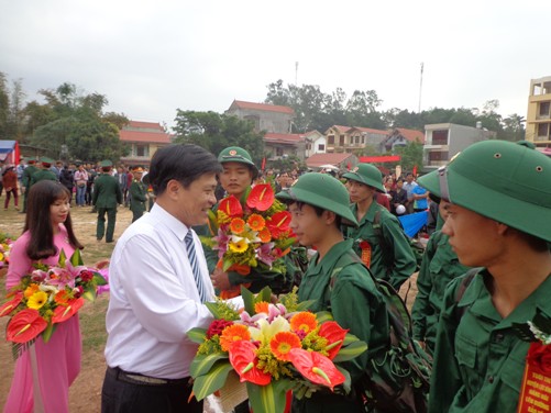 Đc Tô Hùng Khoa - UVBTV Tỉnh ủy - Phó Chủ tịch thường trực HĐND tỉnh tặng qùa cho tân binh lên đường nhập ngũ tại Lộc Bình 
