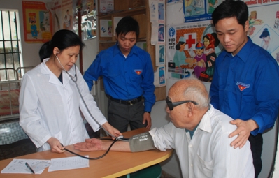 Khám bệnh cấp phát thuốc miễn phí tại huyện Yên Khánh