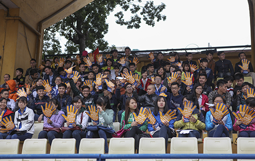 Đông đảo các bạn sinh viên các trường đại học trên địa bàn Thủ đô đã đến cổ vũ trận bóng đá từ thiện Vì nụ cười em