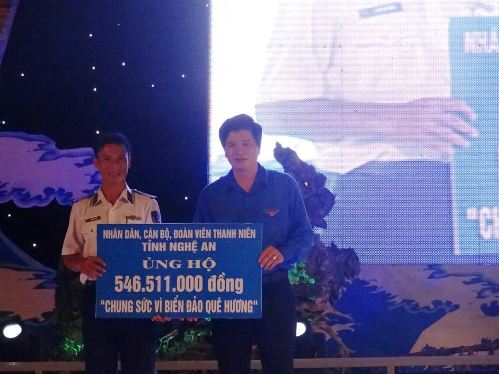 Đồng chí Nguyễn Đình Hùng - Bí thư Tỉnh đoàn trao tiền ủng hộ cho đại diện lực lượng cảnh sát biển
