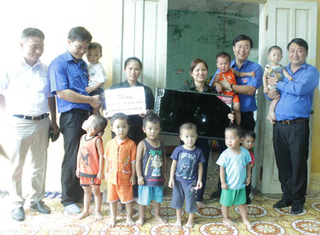 Đồng chí Lê Quốc Phong thăm hỏi, động viên tặng quà cho con em TNXP trên đảo