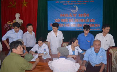 Lãnh đạo tỉnh Đoàn, Hội LHTN Việt Nam tỉnh cùng 30 bác sỹ trẻ tình nguyện khám bệnh, cấp thuốc tại xã Nguyễn Trãi huyện Ân Thi