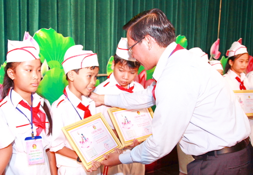 Đồng chí Phan Văn Mãi - Phó Bí thư Tỉnh ủy tặng Bằng khen cho 28 đội viên xuất sắc